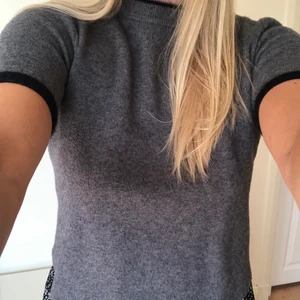 T shirt zara - T-shirt från zara i tjockt och mjukt material. Är lite liten för mig, därav säljer jag den. Använd fåtal gånger och helt slutsåld. Köparen står för frakt💫
