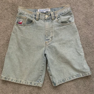 Polar Big Boy Shorts strlk XS - ”Big Boy” baggy jeansshorts från märket Polar Skate Co. De är baggy och stora men storlek XS så om man är väldigt lång är de lite för korta. De är i bra skick och bra pris med tanke på att allt från Polar är väldigt dyrt🙏🏼😳 