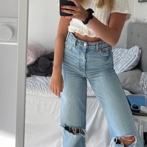 Jeans - Säljer dessa jeans från Zara på nytt pga av oseriös köpare , storlek 34, de är avklippta och passar mig som är 160cm men de är fortfarande lite långa för mig, säljer för 180kr + frakt 💕💕💕