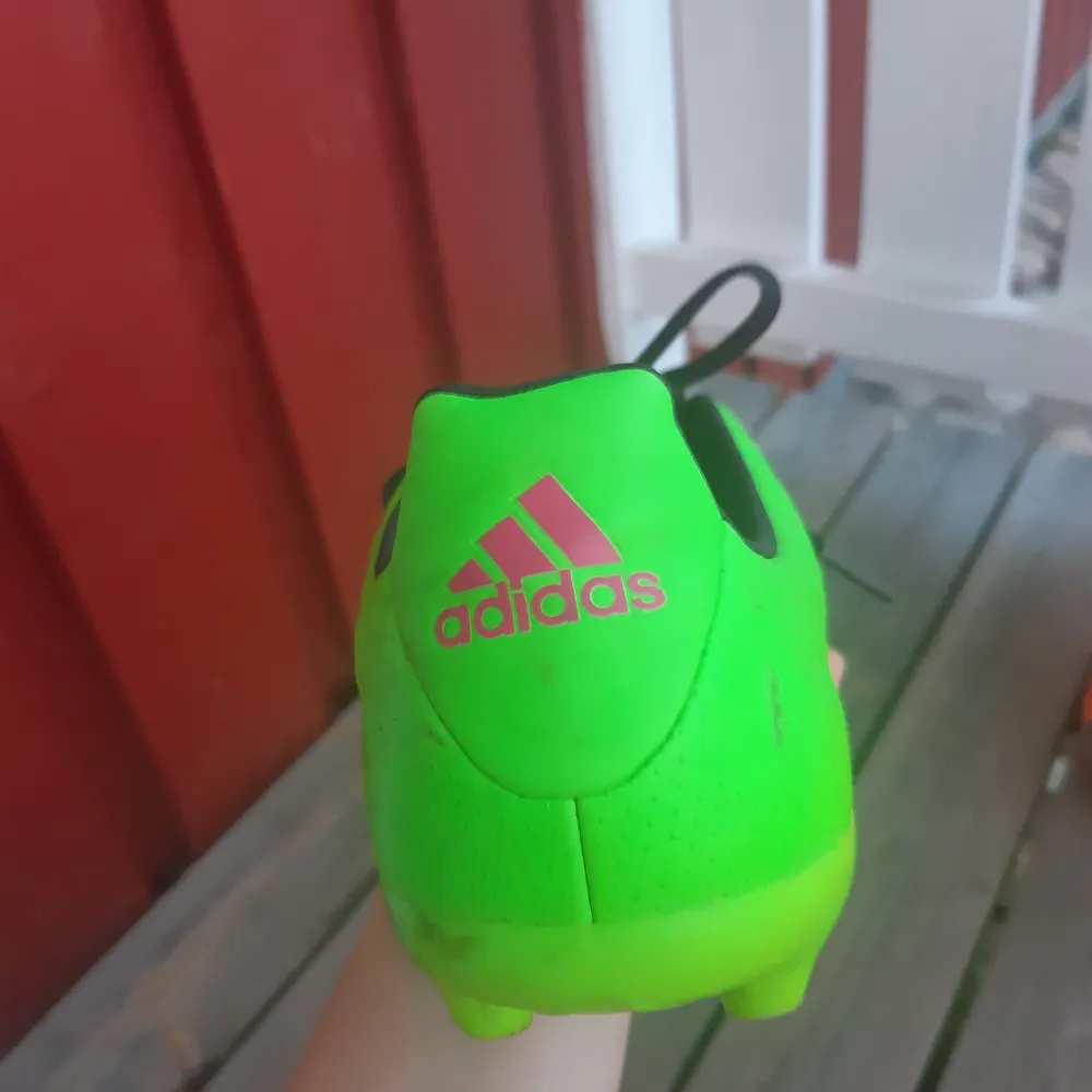 Ett bar lime/ neon gröna fotbollskor säljes. Dom är i storlek 37 och är från Adidas. Dom kan både skickad eller så kan ni hämta dom jag bor i Svärtinge utanför Norrköping. =). Skor.