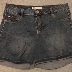 Jane Shorts Gina Tricot storlek 38 - Snygga och sköna shorts från Gina Tricot 