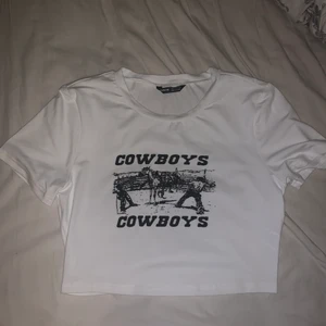 Cowboys t shirt 💕 - Brandy dupe ifrån shein! Aldrig använd, säljer då den var croppad vilket jag inte visste. Jätteskönt material dock! Frakt tillkommer!💕