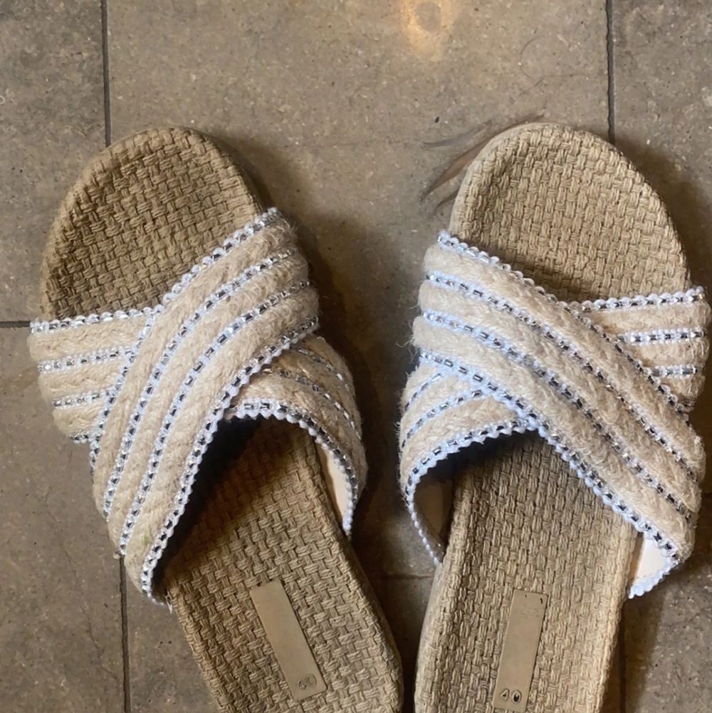 Sandaler i beige färg med fin strass på! Köpta här på Plick men för små för mig. Storlek 40 och passar nog 39 liten 40❤️. Skor.