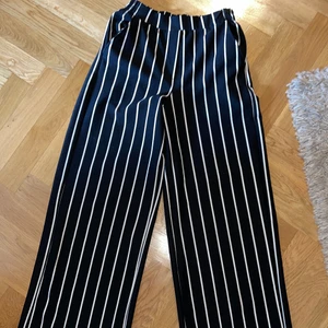 Bershka byxor - Svart och vit randiga byxor från Bershka. Passar perfekt på mig som är 167 cm lång. Storlek S 