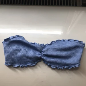 Blå bikini topp  - Supersöt blå bikinitopp som tyvärr är för liten för mig, den ”scrunchar” där framme och har en ”klippigt” band så bikinin sitter på plats och inte ramlar av 