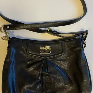 Snygg svart läderväska m gulddetaljer, Coach, köpt i New York. 