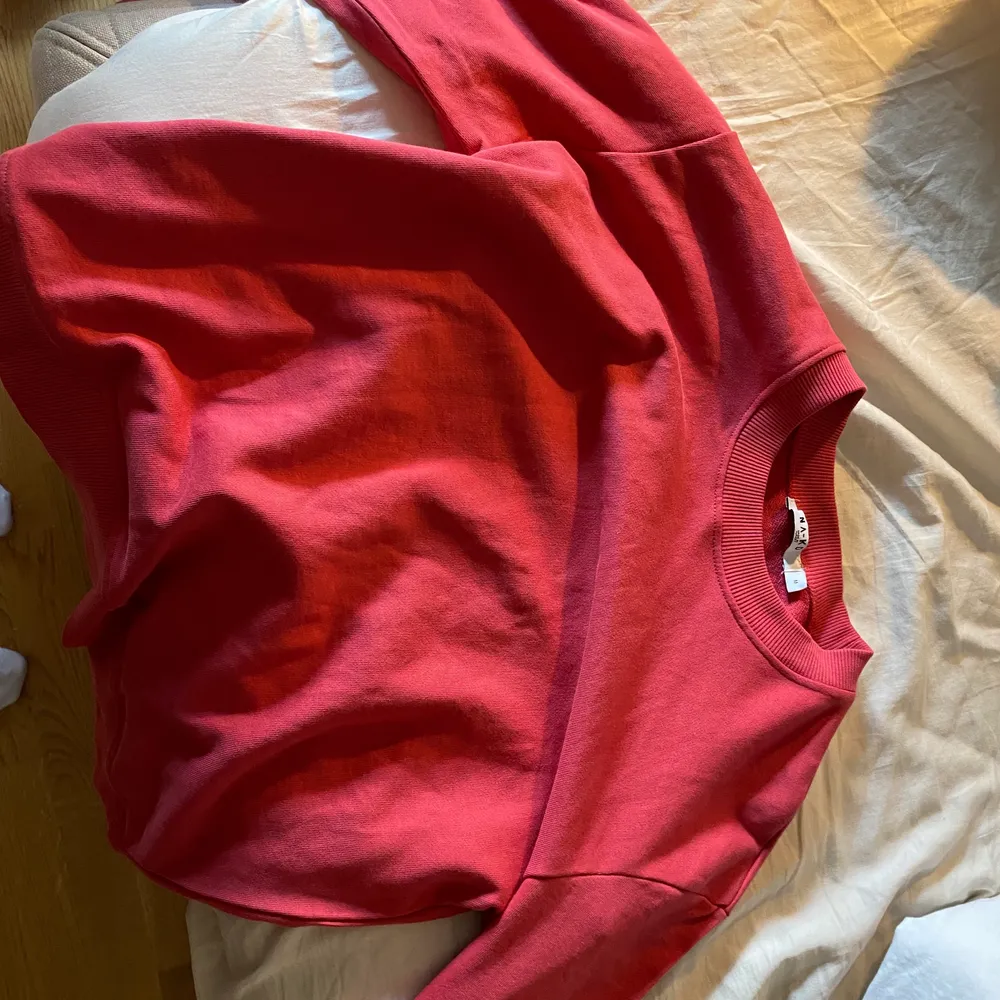 Enfärgad röd sweatshirt som är använd bara några få gånger och är därför i väldigt bra skick. Betalar inte frakten. ❤️. Tröjor & Koftor.