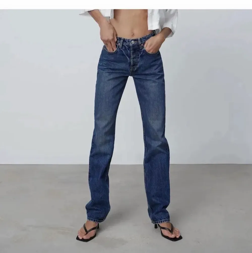 Skit snygga lågmidjade jeans från Zara, nyskick! BUD ÄR BINDANDE, LÄGG ENDAST BUD OM DU VILL KÖPA. Frakt på 66kr tillkommer☺️💕. Jeans & Byxor.