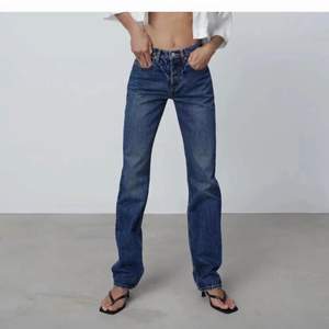 Skit snygga lågmidjade jeans från Zara, nyskick! BUD ÄR BINDANDE, LÄGG ENDAST BUD OM DU VILL KÖPA. Frakt på 66kr tillkommer☺️💕