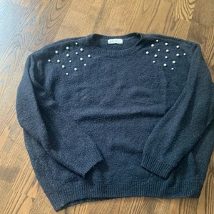 Stickad tröja från H&M - En stickad tröja från h&m med pärlor på. Den är använd men i fint skick. 