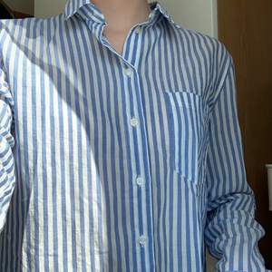 Vit och blå randig skjorta från hm i storlek S💙 Endast använd ett par gånger. Frakten är inkluderad i priset☺️