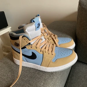 Sprillans nya Jordans  - Säljer dessa supersnygga sprillans nya Jordans 1 high då de tyvärr inte passade mig. De är i storlek 37,5. Aldrig använda. Skickas i samma slolåda de kom i. Självklart äkta och äkthetsbevis medföljer! 