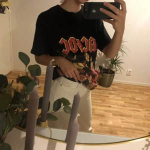 Acdc tröja från pull and bear  - Storleken är i S men sitter som en M/L