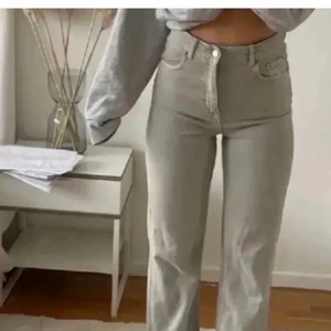 Zara jeans - Säljer dessa jeans från zara, lånade bilder men är exakt likadana❤️