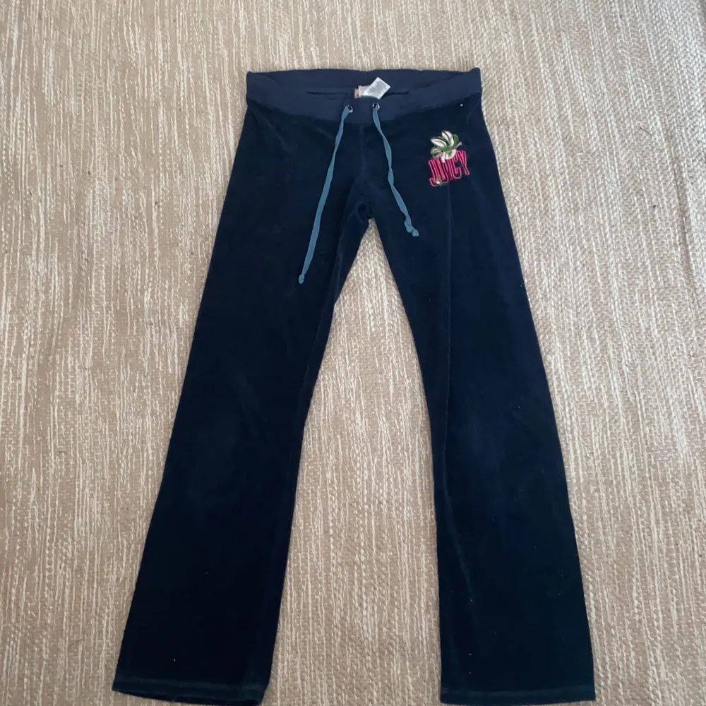 Jag säljer dessa supersnygga och trendiga bootcut juicy couture mjukisarna då de är för korta för mig. Endast prövade. Skulle passa på någon som är 160-163 då jag är 170. FRAKT TILLKOMMER 💕. Jeans & Byxor.