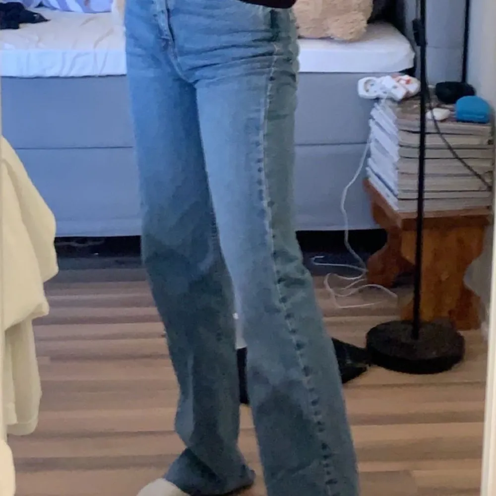 säljer mina (en gång i tiden) favoritjeans som tyvärr inte riktigt är min stil lämgre. Inga som helst problem med jeansen, felfria och väl skötta! Är ca 160cm och som ni kanske på första bilden är de ganska långa på mig. ✨ (säljer ett par exakt likadana i svart). Jeans & Byxor.