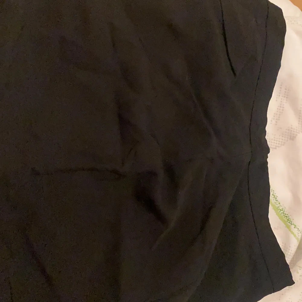 En superfin svart kjol där materialet är som kostymbyxor . Kjolar.