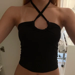 Linne - Säljer detta trendiga linnet från bylow. Superfint skick, aldrig använd😆❤️ man kan knyta linnet på olika sätt. jättefint när man är brun och passar bra till sommaren! Köpt för 375kr😁