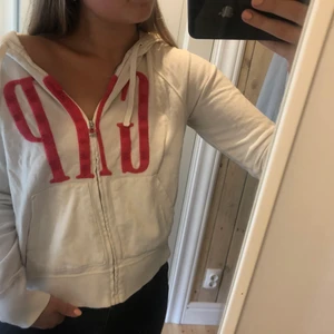 Snygg gap zip up - Så skön och snygg zip up tröja i bra skick!💗 (gap bokstäverna ser lite röda ut men de är mörkrosa) 