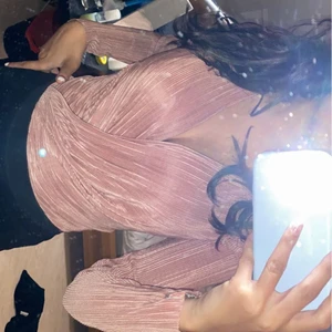 Rosa body - En rosa body i strl xs från GinaTricot. Använd en gång. Bra skick och otroligt fin.