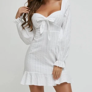 Vit klänning - En vit super söt klänning som var tänkt att ha på studenten min men kom tyvärr några dagar efter så fick bli en annan! Inte min stil att använda till vardags tyvärr så helt ny! Frakt diskuteras givetvis utifrån dina önskemål! 