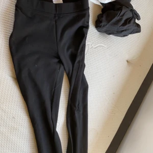 Utsvängda byxor från Gina - Sköna utsvängda byxor från Gina, storlek XS men väldigt stretchiga, Pris 140 ink frakt