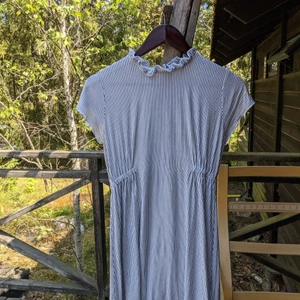summer dress svart vit stripe - Nice little dress for summer. Has elastic in the right places to give a nice shape when wearing. Good condition, any questions just ask 🙂👍