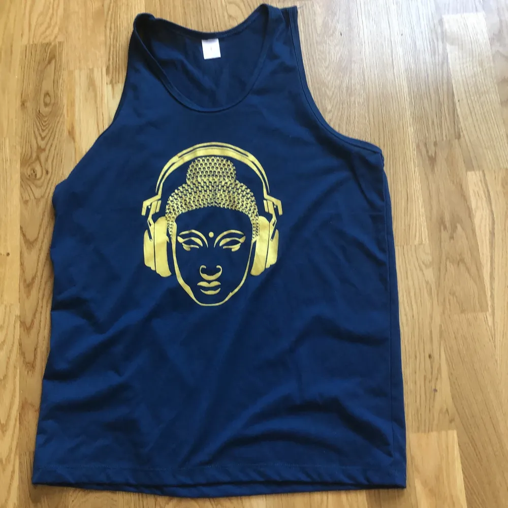 Oanvänt blått Buddah linne med guldfärgat tryck. Köpt i Vietnam.. T-shirts.