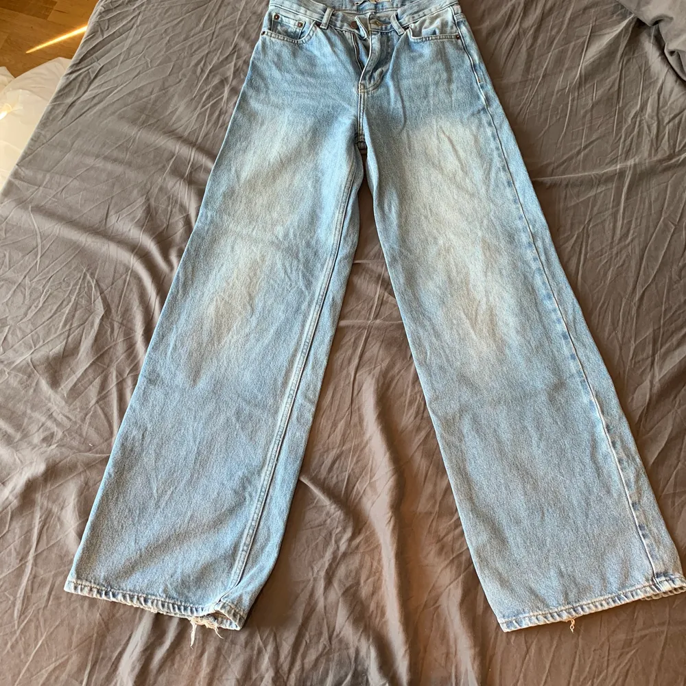 Blåa utsvängda jeans från junkyard i storlek 24 som sitter sjukt snyggt💙. Jeans & Byxor.