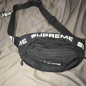 Supreme väska  - Mycket bra skick,