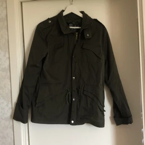 Jacka - Oanvänd Grön jacka.