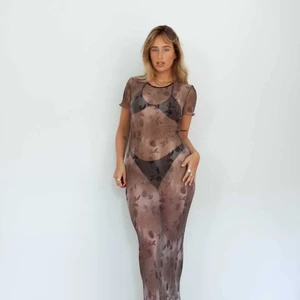 Palmerbrace vintage mesh klänning  -  En unik transparent klänning med ett svagt blommigt mönster✨ Färg: Grå  Storlek: 36-38 (stretch)  Köpt secondhand .