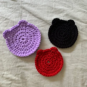 Glasunderlägg med öron - Handvirkade glasunderlägg i olika storlekar! Man kan själv önska storlek, de på bilden är 8cm och 10cm i diameter. Funkar öven till skålar! Man kan även få helt runda, alltså utan öronen. Färgerna som finns just nu är de som är på sista bilden. Frakten betalar köparen och den kan ändras beroende på hur många man köper!