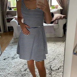 Blåvit klänning - Säljer denna blåvit randiga klänningen som inte kommer till användning längre. Den har inga defekter! Skriv om du vill ha fler bilder eller om du har några frågor🤍kolla gärna in de andra jag säljer🤍ju mer du köper desto billigare får du de🤍