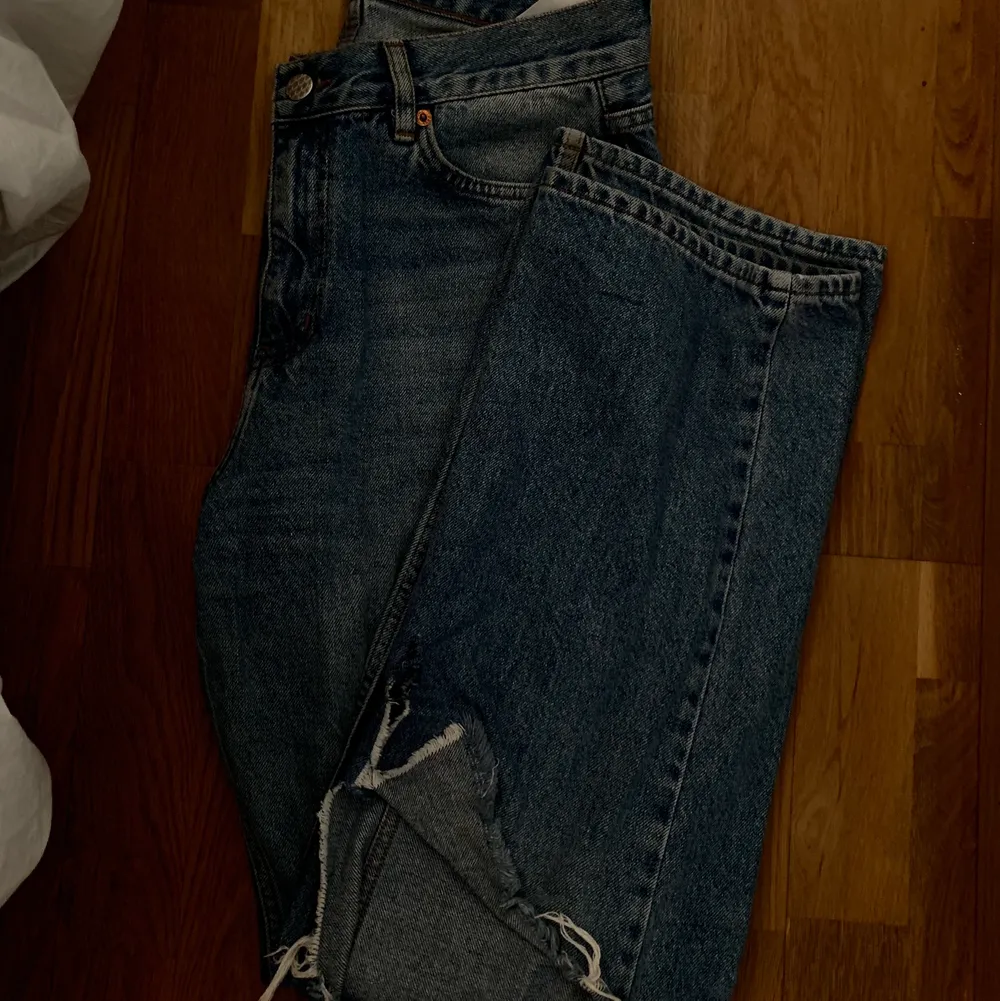 Raka jeans från junkyard med ett hål på ena knät. Jeans & Byxor.