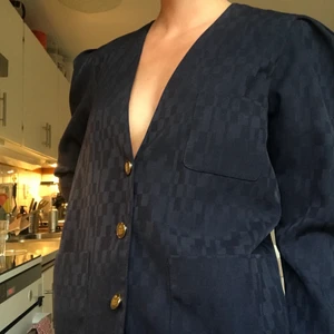 Vintage blazer - En jättefin vintage blazer i mörkblått. Går även att använda som blus/topp, och har puffiga ärmar. Superfina knappar och i mycket gott skick! Uppskattar storleken till en Small. Kan mötas upp i Göteborg eller frakta mot betalning❤️