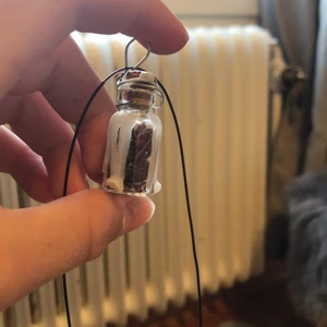 Halsband - Halsband med torkade rosblad i en liten burk för 30kr