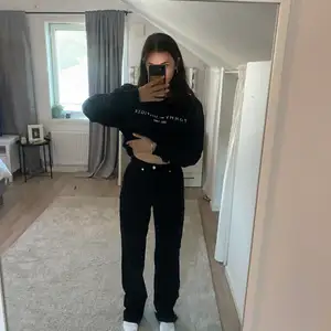 Ett par svarta jeans från Nakd. Hon på bilden är 168cm och de går under fötterna på henne. Det är avklippt modell så man kan klippa de kortare om man vill! 😊