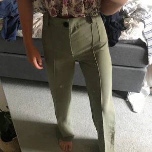 Kostymbyxor från zara  - Säljer dessa supersnygg kostymbyxor från zara i olivgrön färg💚🤎använda ett fåtal gånger så i mycket gott skick! Säljs pågrund av att jag inte använder dem och för att dem inte sitter som jag vill