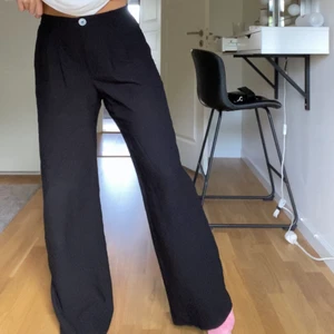 Kostymbyxor - Dessa kostymbyxor från Bershka är sparsamt använda och är i bra skick, de är långa i modellen och wide leg. Köparen står för frakt. Går att förhandla om pris