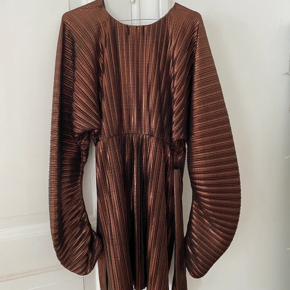 Säljer denna jättevackra bruna klänningen från adoore som jag endast använt en gång på nyårsafton!! Den sitter sååå fint och passar de som brukar ha XS/S!! De två sista bilderna är lånade från adoores instagram! Nypris: 1395kr. Klänningar.