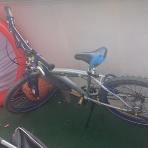 Barn cykel - En cykel som inte används, köptes för året för 1999:- ser ganska gammal och sliten ut men funkar jätte bra 