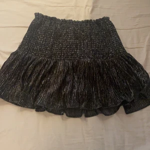 Zara kjol storlek M💕 - Säljer denna kjol för den är för stor för mig💕 Jätte fin och köpte den här på Plick av en annan tjej💕 Använt några gng men den är i väldigt fint skick❤️