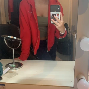 En hoddie - Säljer denna jätte fina hoddien som bara inte kommer till användning längre för har andra kläder. Men för fler bilder eller frågor är det bara att fråga mig så kan jag fixa det❤️