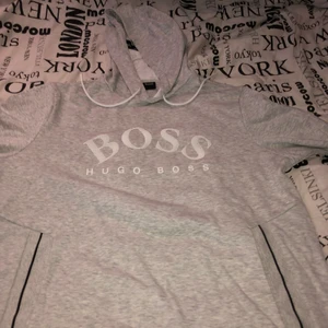 Hugo boss hoddie  - En fin Hugo boss hoddie till salu med priset medföljer kvitto på papper som är utskrivet,box och tagen storleken är xl ordinarie pris är (1799) men säljer för 1000 den är bara prövad alltså aldrig använd pris kan diskuteras vid snabb affär 