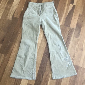 Beige Manchester bootcut  - Säljer mina älskade lågmidjade beiga Manchester bootcut byxor. Köpte dem på second hand och har själv sytt in midjan. Sparsamt använda. Skriv privat för höft och midje mått och fler bilder :)