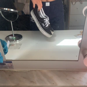 Ett par vans skor - Säljer dessa för dom inte kommer till användning. För fler bilder eller frågor är det bara att fråga mig så kan jag fixa det🥰