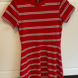 Röd klänning  - En röd klänning som har aldrig använt. Är lagom lång och sitter bra. Betala med Swish 