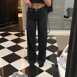Jenas  - Svarta jeans från monki ❤️ jätte fina sitter perfekt <3 frakt ingår i priset 