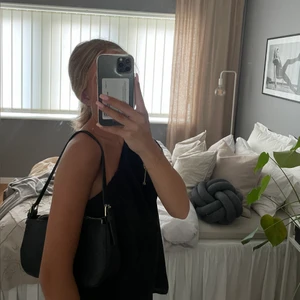 Baguette väska👛 - Säljer min superfina, knappt använda väska från ByBianca.💕👛 Den är svart med gulddetaljer 